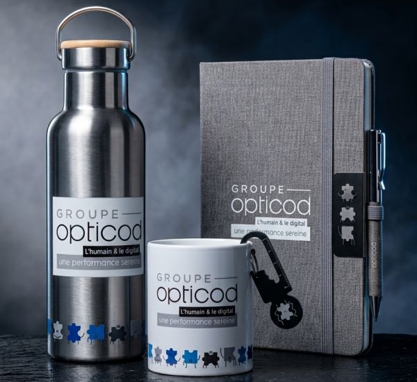 Welcome pack d'entreprise Groupe Opticod comprenant gourde, mug, carnet et stylo assortis.